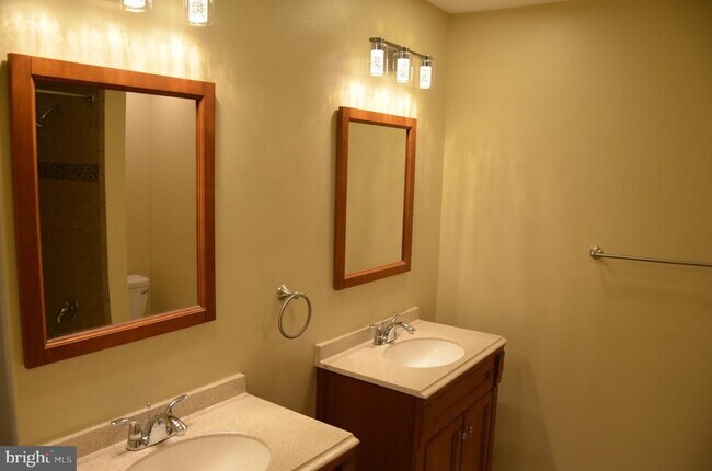 Building Photo - 1046 Spring Valley Ct