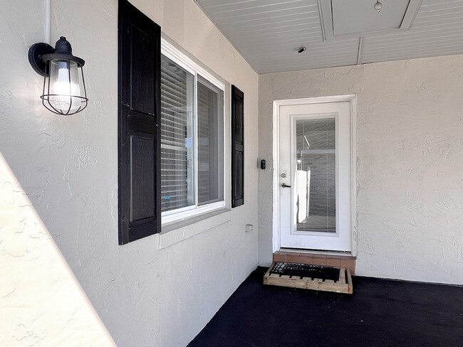 Building Photo - Two-Bedroom Home with Flex Room off Lake D...