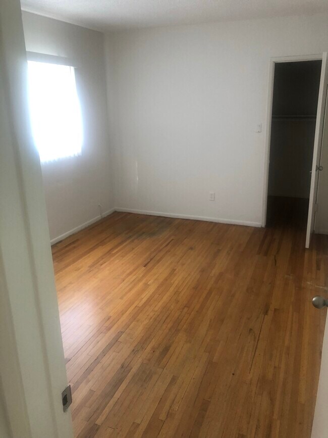 bedroom - 945 E Grand Ave