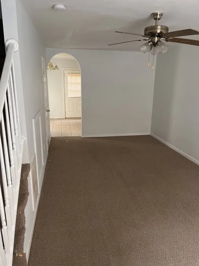 Building Photo - 2 Bedrooms 1.5 bathroom