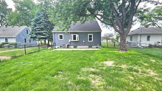 Building Photo - Beautiful 3-Bed, 3-Bath Haven with 1,901 Sq Ft of Comfort in St Louis Park with yard. 7/1/2026