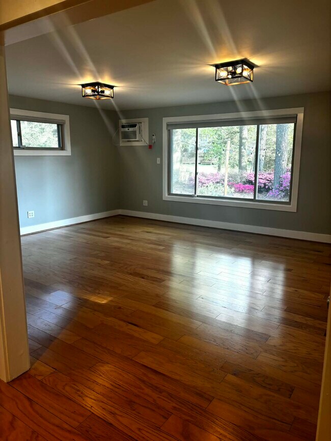 Building Photo - 339 Thole St