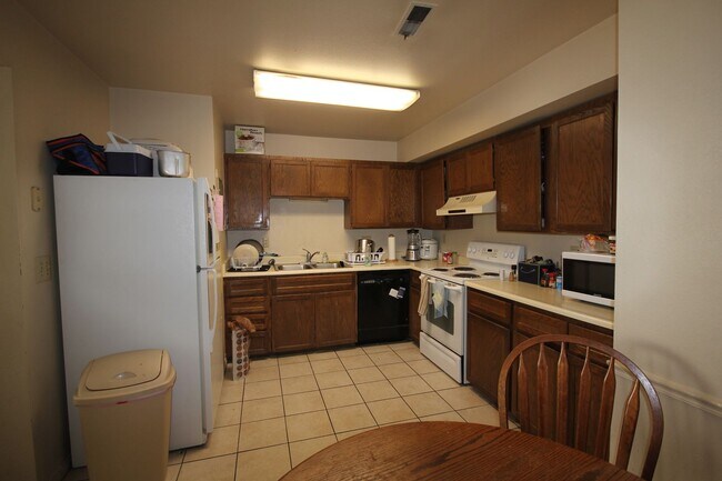 Building Photo - WHOLE APARTMENT available in Wellington 1 for Fall 2026