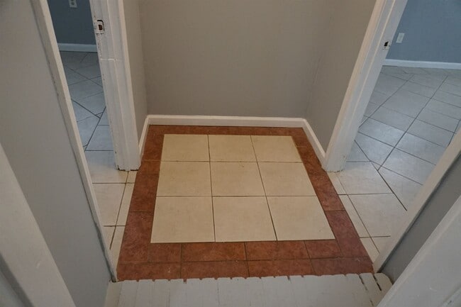 Building Photo - 504 Pinecrest Dr