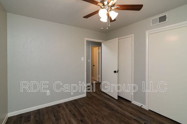 Building Photo - 4609 Biscayne Dr