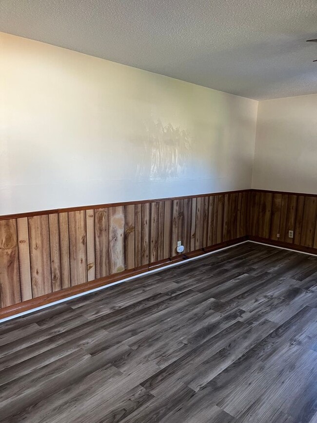 Building Photo - 2 Bedroom Apartment Located in Beautiful Warrensville