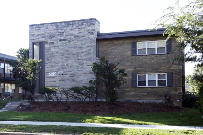 Building Photo - 5019 W Jackson Blvd