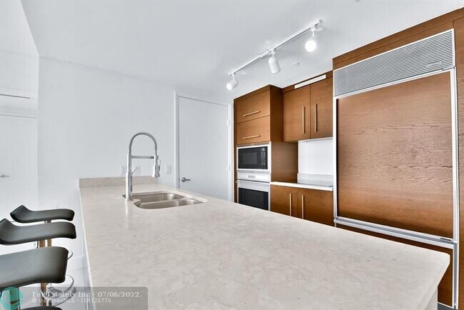 Building Photo - 475 Brickell Ave