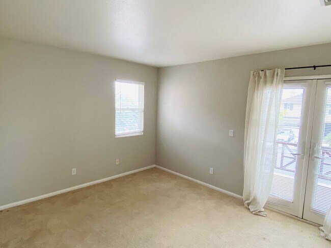 Building Photo - Spacious Encinitas home with open layout, upgraded kitchen, and private backyard