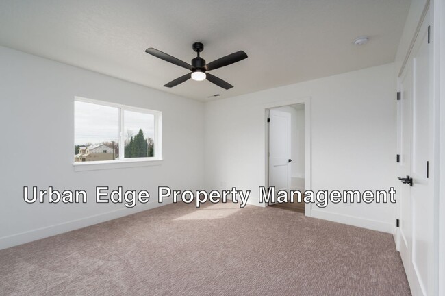 Building Photo - 3 Bedroom 2.5 Bath Newer Row Home!