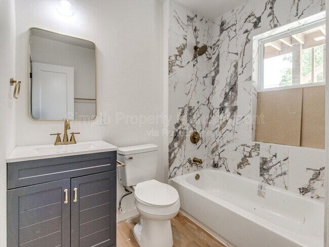 Building Photo - 814 W Hill St