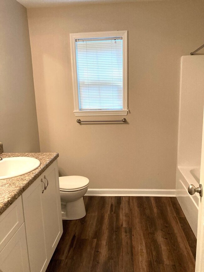 Building Photo - Charming 3 bed, 3 bath Home in Prime Augusta Location