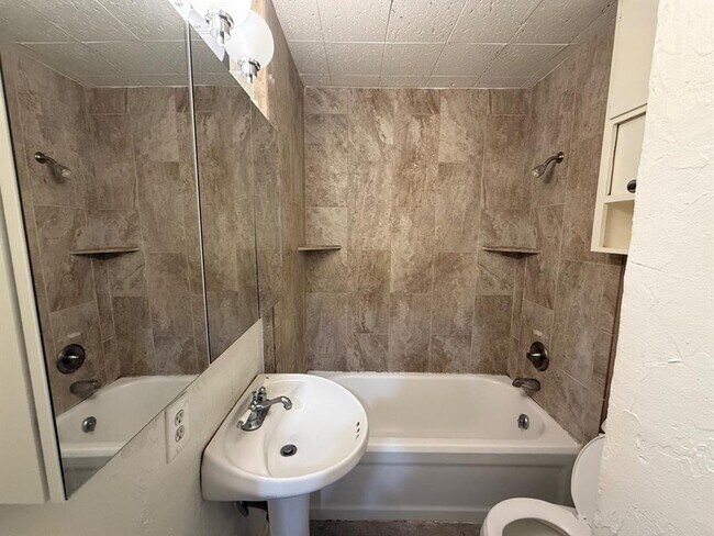 Building Photo - 730 S Littler Ave