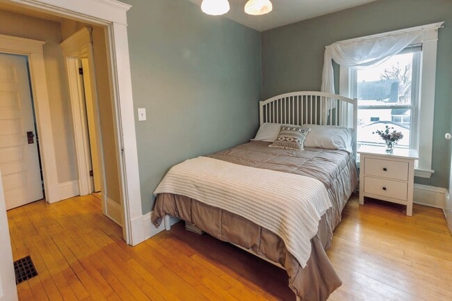 Building Photo - Charming 3bed 1.5bath Home in Saint Paul