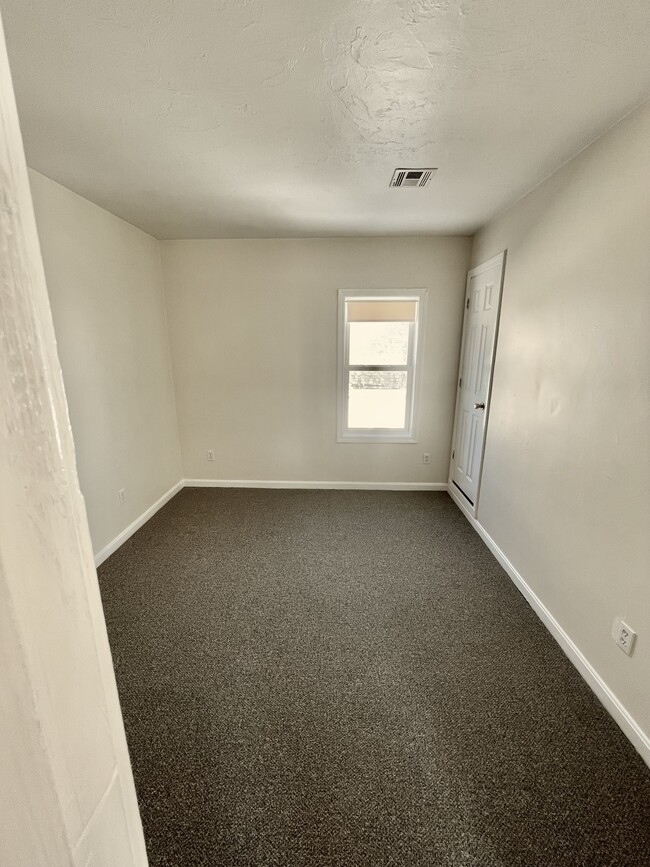 Bedroom 3/Office Space - 54 Avery St