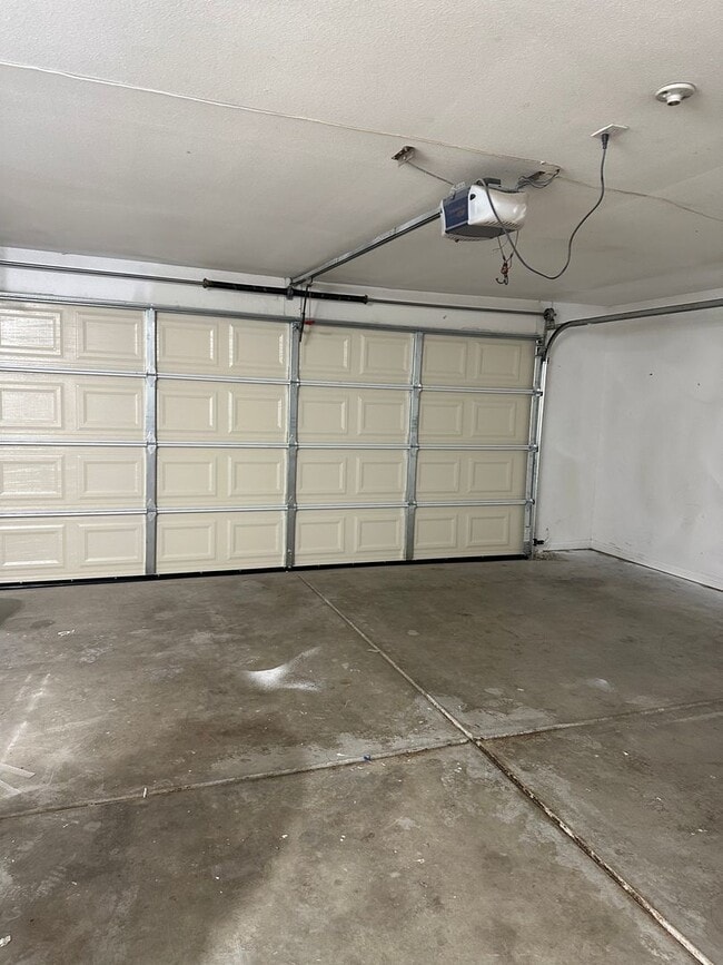 Building Photo - Charming 3 Bed, 2 Bath Home in Hesperia - Perfect for Your Family!