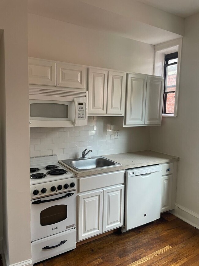 Building Photo - 4607-09 Cedar Ave.