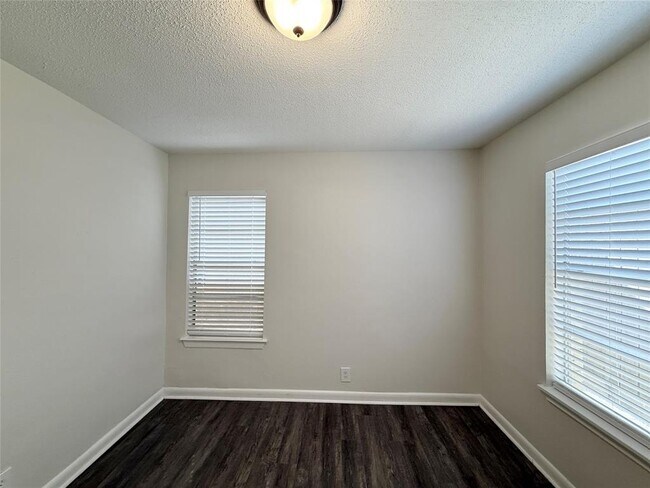 Building Photo - 3635 N MacGregor Way