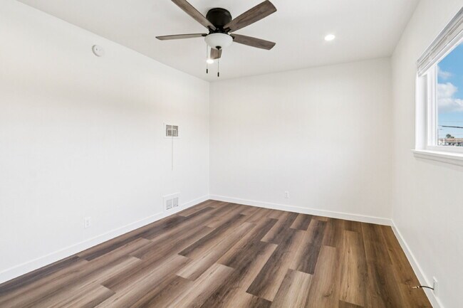 Building Photo - 1 bed 1 bath with pool and laundry!