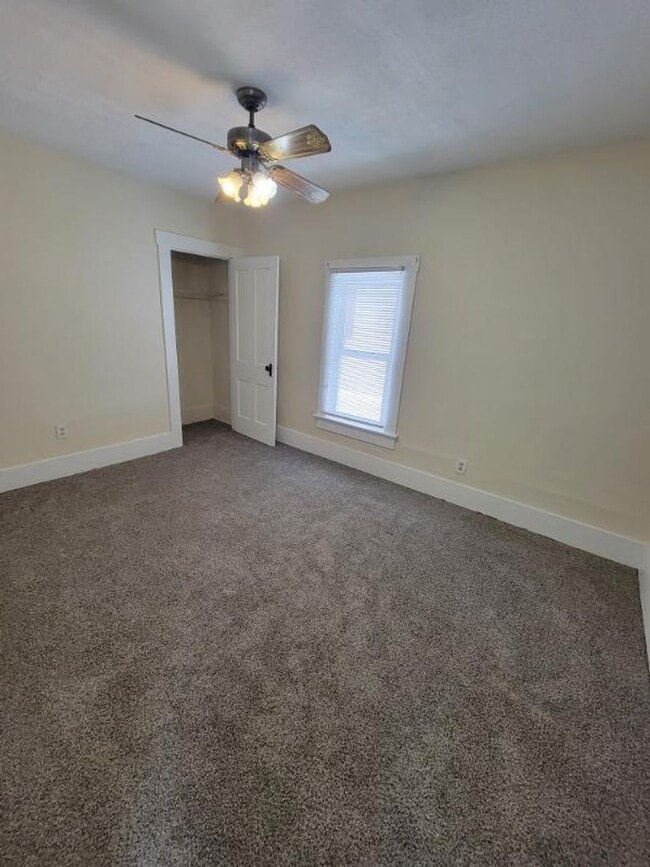 Building Photo - 3 bedrooms & 1 bath Colonial home