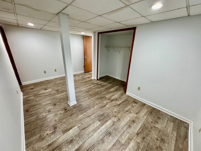 Building Photo - 813