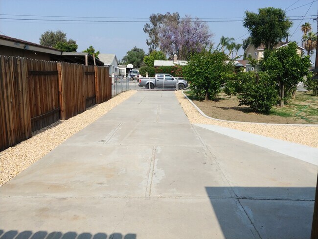 Building Photo - 10642 Coloma St