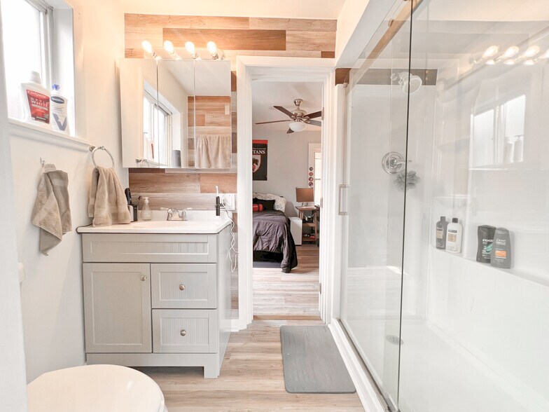 Building Photo - 5737 Hobart St