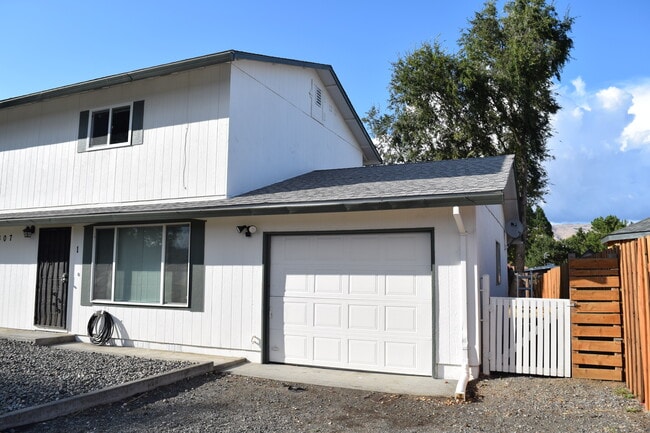 Building Photo - 407 Gertrude Dr
