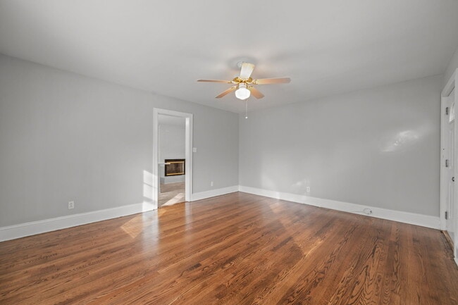 Building Photo - 2405 Jefferson Dr