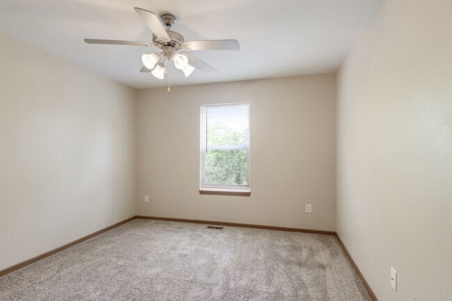 Building Photo - Two story, 3 bedroom, 2 Bath Duplex