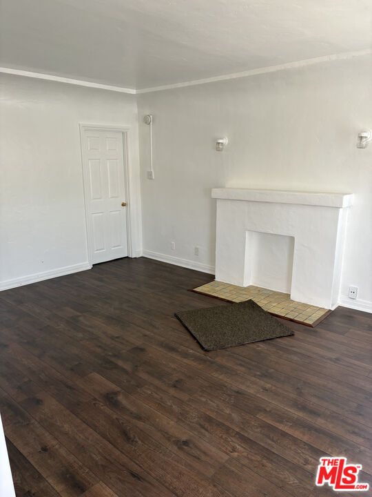 Building Photo - 1050 W 60th Pl