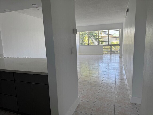 Building Photo - 1333 E Hallandale Beach Blvd