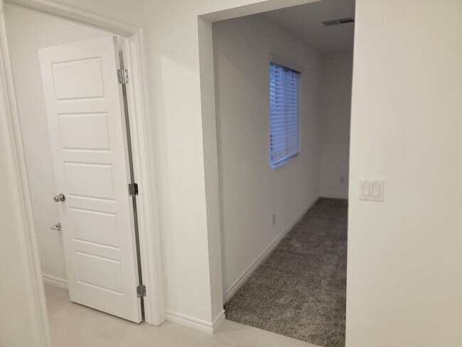 Building Photo - Stunning  4 Bedroom Townhome
