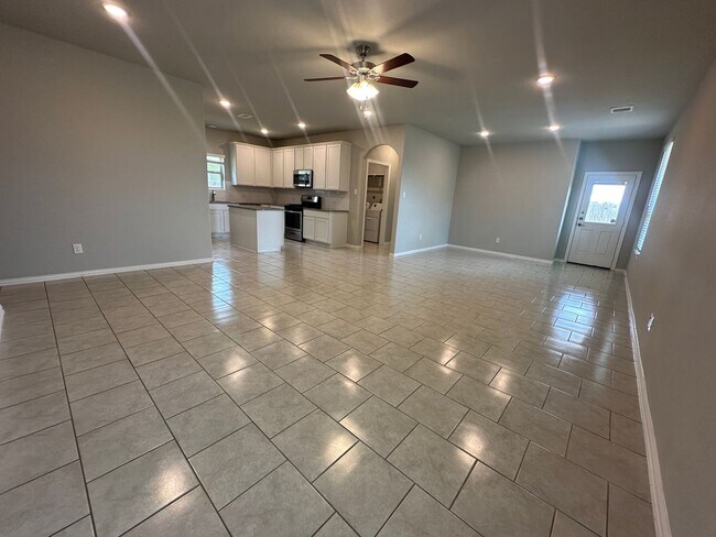 Building Photo - For Lease | 3 Bed, 2 Bath | 1,487 Sq Ft | ...