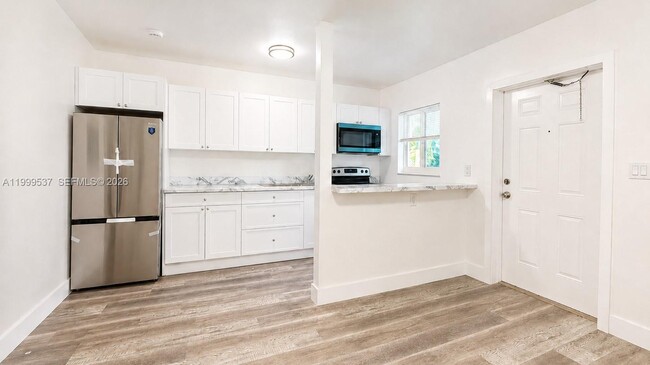 Building Photo - 5549 NE Miami Ct