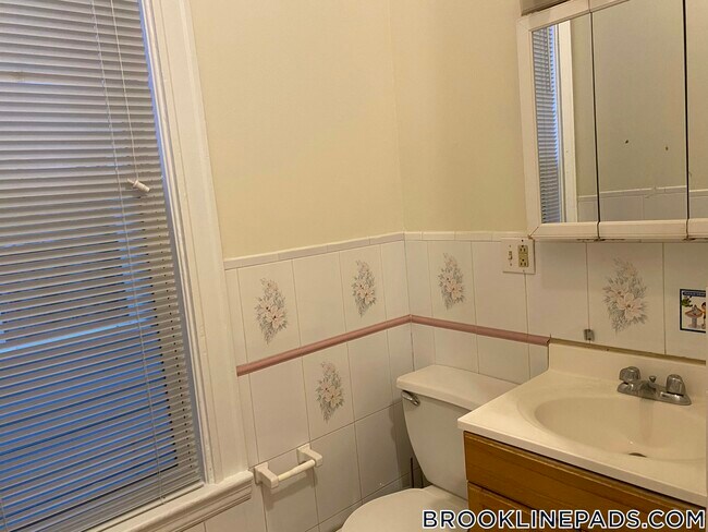 Building Photo - 38 Babcock St