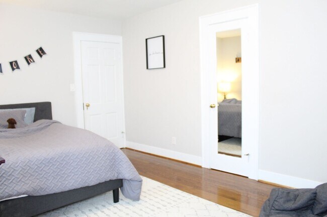 Building Photo - LARCHMONT