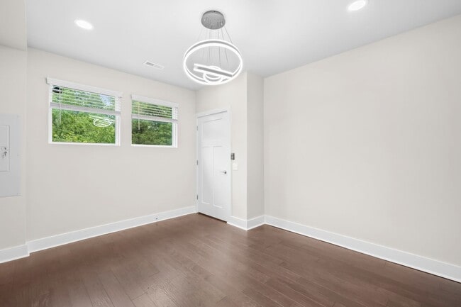 Building Photo - Beautiful Townhome in the Heart of Wesley Heights