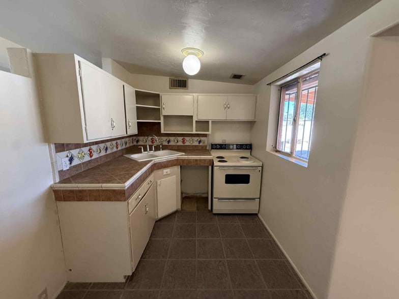 Building Photo - 4832 E 24th St