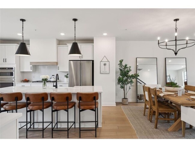 Building Photo - 870 Mount Curve Blvd