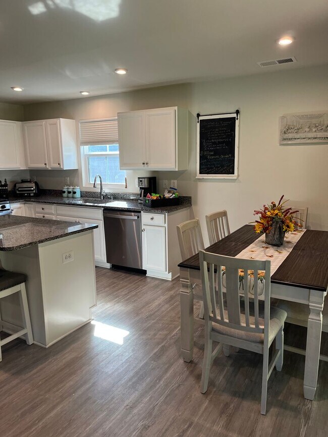 Building Photo - 3 bed 2 bath rental in Village Oaks Subdivision close proximity to Lake Monticello