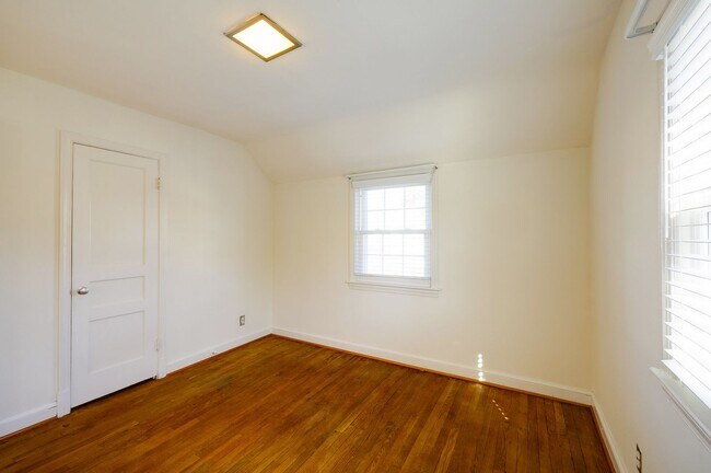 Building Photo - Charming 3BR/2BA Home with Bonus Room, Sunroom & Private Driveway – Prime Hyattsville Location!