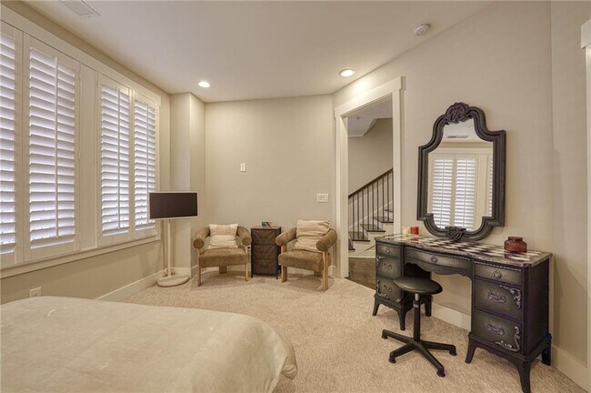 Building Photo - 984 Memorial Walk SE