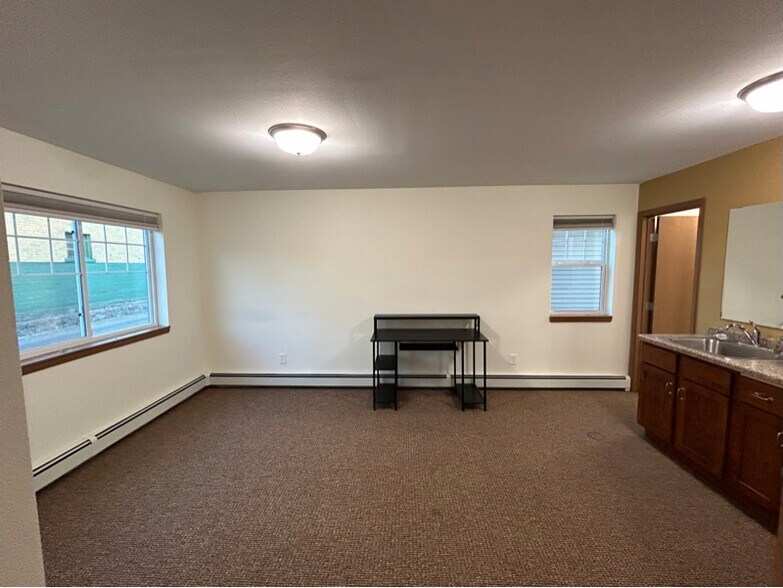 Building Photo - 516 6th St S