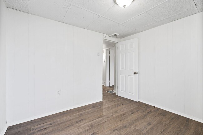 Building Photo - Spacious 3 Bed, 1 Bath Apartment in Garfie...