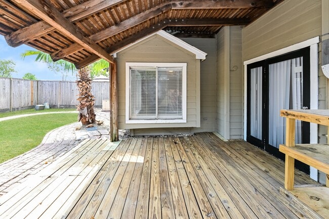 Building Photo - 11811 Meadowchase Dr