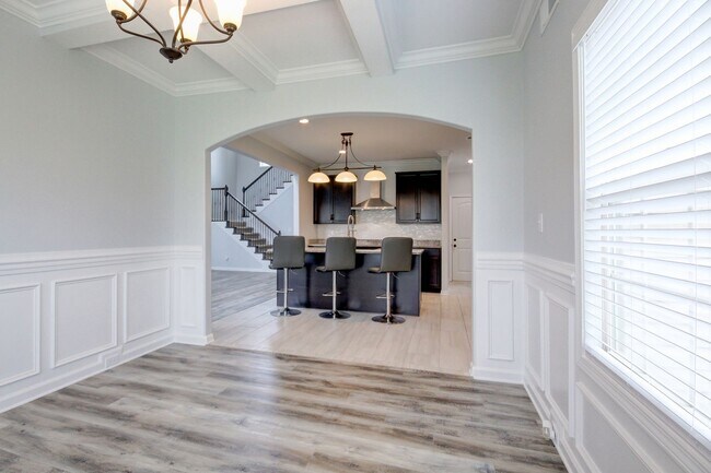 Building Photo - mega Huge wow. 4 bed 3 bath.