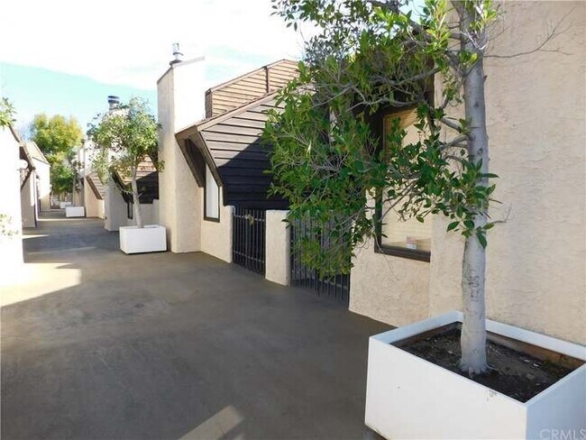 Building Photo - 15050 Sherman Way
