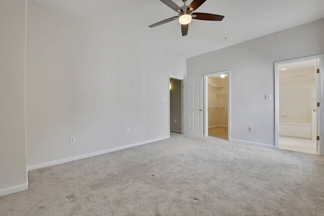 Building Photo - Top-Floor 3BD/3BA seconds to Downtown Crown!