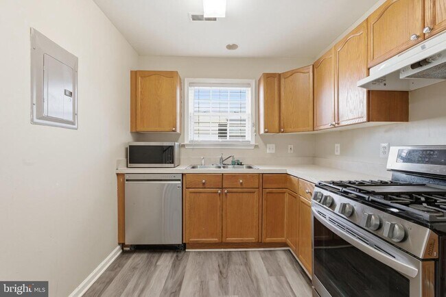 Building Photo - 2109 Bristol Dr